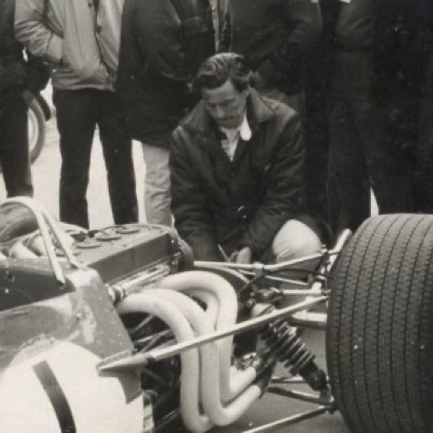 Jim essaye de comprendre pourquoi sa Lotus ne tiens pas la route
© Gilles Darbonville